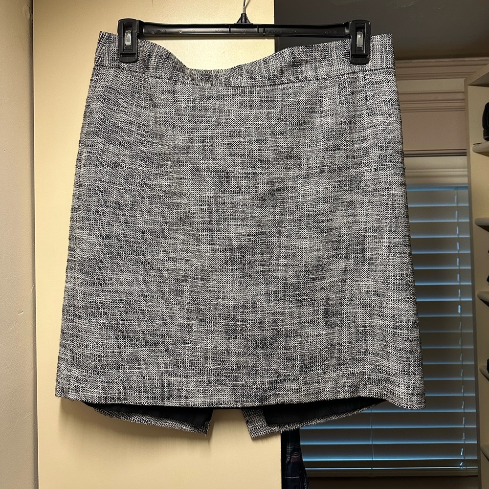 Banana Republic tweed skirt. Great condition. Hits mid-thigh/above knee.
